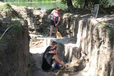 A tokaji várat ássák és kutatják az állami gondozott fiatalok
